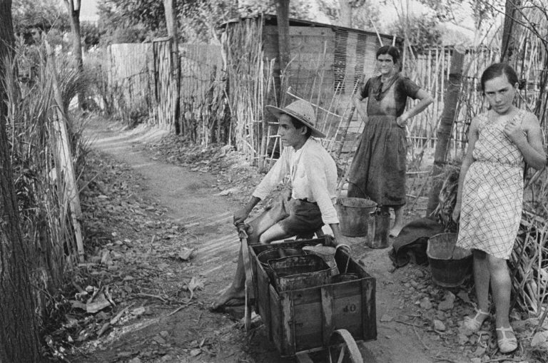 Solars de Barcelona convertits en horts. Pérez de Rozas, 1937. Arxiu Fotogràfic de Barcelona. Solars de Barcelona convertits en horts. Pérez de Rozas, 1937. Arxiu Fotogràfic de Barcelona.