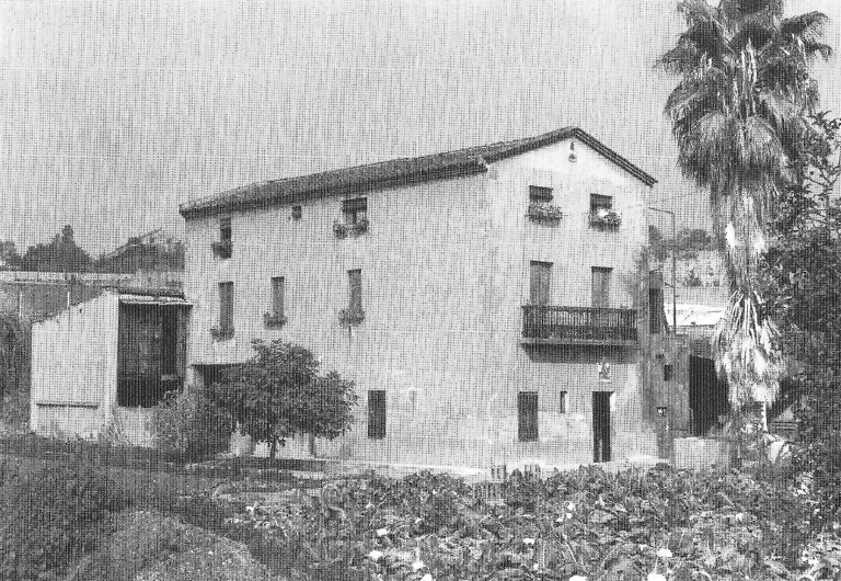 15 Cal Mestres esla unica masia que queda en peus es de Parcs i Jardinsi te horts urbans. 01 1985 768x530